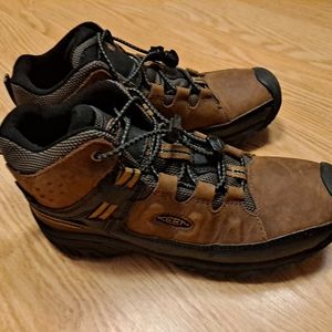 KEEN boys hiking boot Size 4. Excellent condition